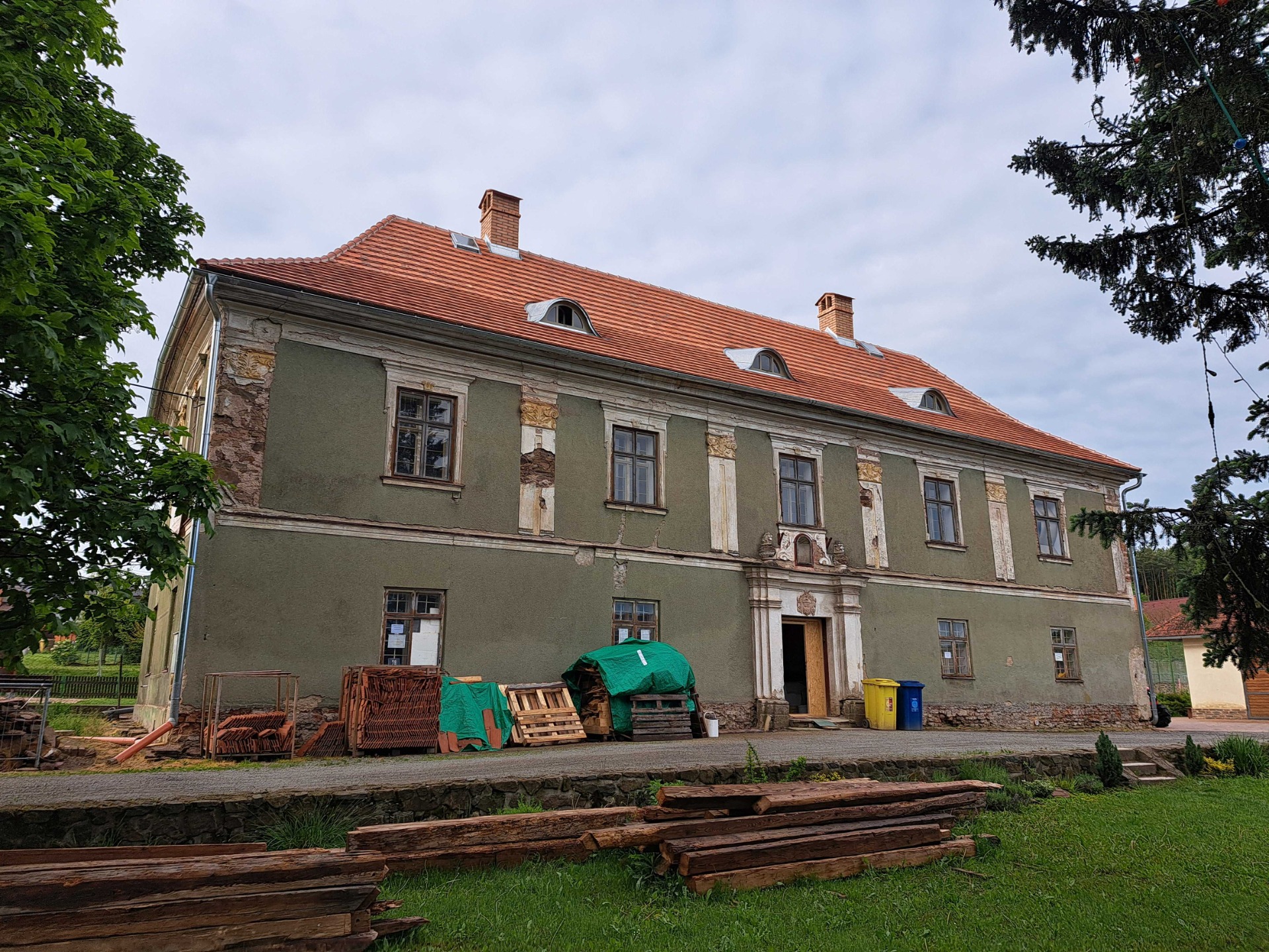 barokní fara Sebranice - obnova střešního pláště a oprava krovu
